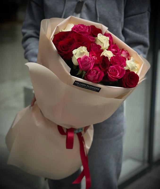 Різнокольорова троянда Нестандарт 25 шт 60 см в упакуванні
